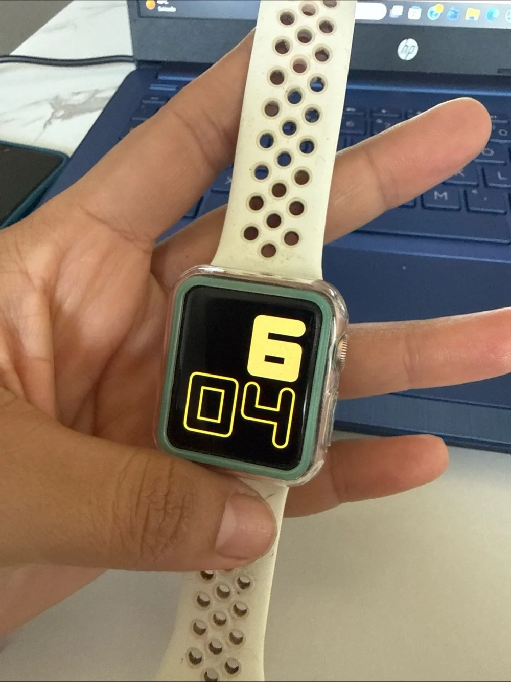 Apple Watch with White Perforated Sport Band - White serie 3 -38mm  32gb